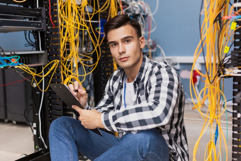 Ventajas y desventajas de contratar servicios de mantenimiento de redes